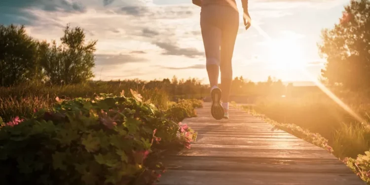 É realmente necessário caminhar 10 mil passos por dia? Estudo responde