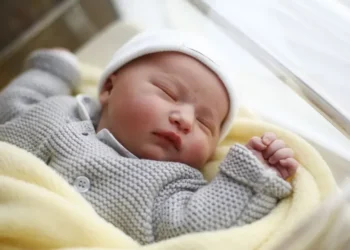 Bebês nasceram saudáveis após técnica pioneira de fertilização in vitro que reduziu risco de doenças hereditárias graves • Catherine Delahaye/GettyImages