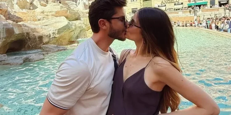 Camila Queiroz mostra barrigão com Klebber Toledo na Itália; veja fotos