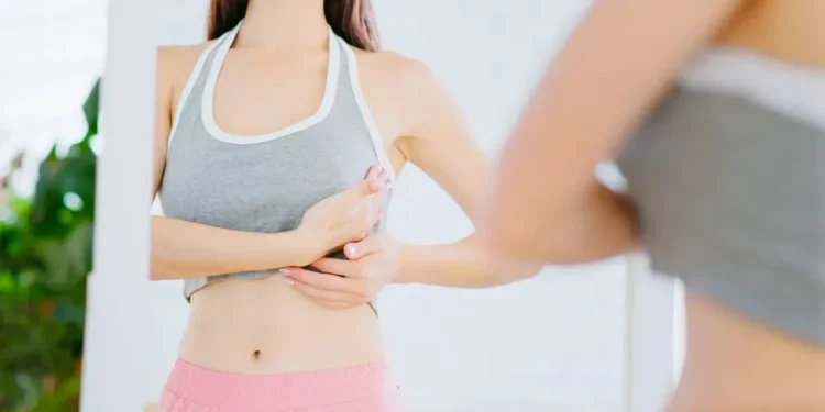 Nova lei amplia o direito das mulheres sobre cirurgias reparadoras de mama  • PonyWang/GettyImages