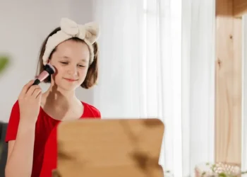 Sociedade Brasileira de Pediatria lançou documento com orientações sobre uso de maquiagem por crianças e adolescentes • Elena Medoks/GettyImages
