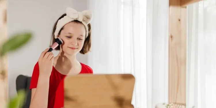 Crianças podem usar cosméticos? Sociedade médica orienta