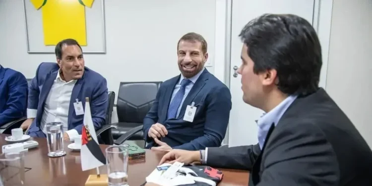 Vasco: Pedrinho rebate acusações de Edmundo e revela tristeza com relação fria