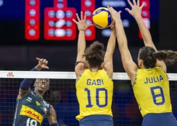 Egonu ataca a rede brasileira em jogo da Liga das Nações Feminina • Andrzej Iwanczuk/NurPhoto via Getty Images