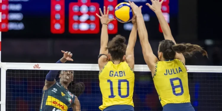 Egonu ataca a rede brasileira em jogo da Liga das Nações Feminina • Andrzej Iwanczuk/NurPhoto via Getty Images