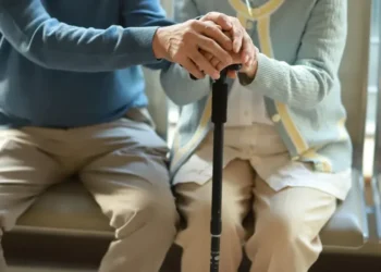 Instabilidade política, poluição do ar e alta desigualdade social estão entre os fatores que aceleram o envelhecimento, segundo pesquisa • RUNSTUDIO/GettyImages