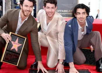 Kevin, Nick e Joe Jonas receberam uma estrela na calçada da fama em 2023 • Amy Sussman/Getty Images