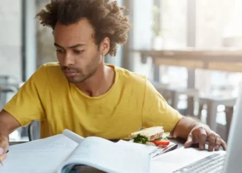 Fies permite que estudantes financiem a mensalidade de cursos de graduação presencial em universidades privadas • Freepik