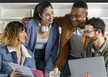 Selecionados iniciarão estudos no Brasil em 2026 • Freepik