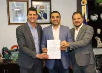 Governador Wanderlei Barbosa, presidente do Detran, Willian Gonzaga, e o secretário-chefe da Casa Civil, Deocleciano Filho, durante discussão da proposta da CNH gratuita em março deste ano ( Foto: Ademir dos Anjos/Governo do Tocantins)