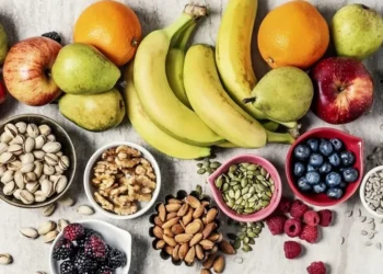 Frutas, sementes e castanhas são alimentos ricos em fibras  • Claudia Totir/GettyImages