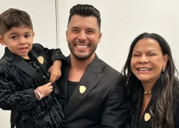 Léo, filho de Marília Mendonça e Murilo Huff, aparece no colo do pai e ao lado da avó, Ruth Moreira, mãe da cantora  • Instagram/ Ruth Moreira