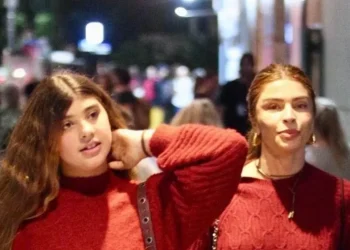 Grazi Massafera e sua filha, Sofia, combinam os looks para assistir peça de teatro sobre Rita Lee • Thiago Martins / Agnews