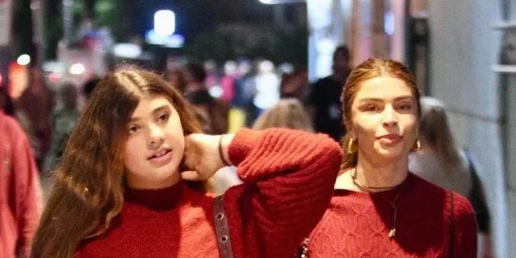 Grazi Massafera combina roupa com a filha em noite de teatro