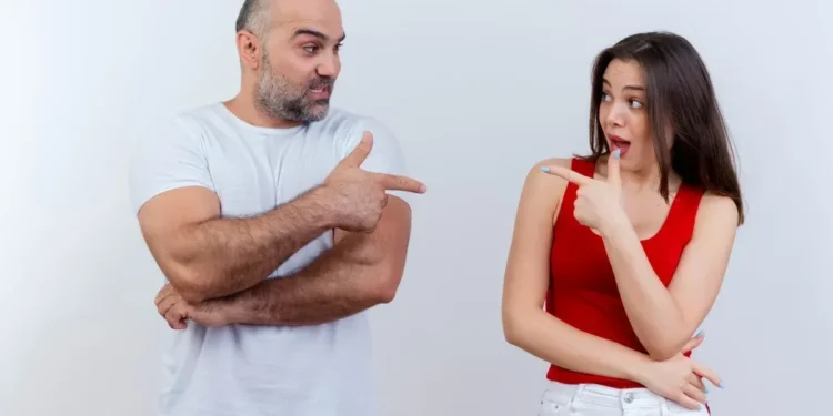 Comparar dois dedos pode revelar tendências sexuais do parceiro, diz estudo