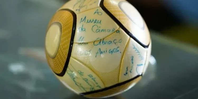 Bola assinada por Neymar foi devolvida após ser furtada nos ataques de 8 de janeiro de 2023 • 09/02/2023 - Pablo Valadares/Câmara dos Deputados