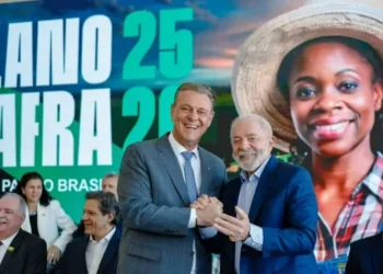 Ministro Carlos Fávaro e presidente Lula na cerimônia do Plano Safra 25/26 — Foto: Foto: Ricardo Stuckert / PR