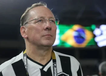 Entre cautela e necessidade, Botafogo inicia busca por novo treinador