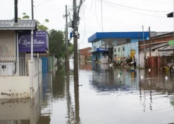 Chuva causa alagamento na Rua da Associação, no bairro Mathias Velho, na cidade de Canoas • RAPHAEL PIERRE/ASI/ESTADÃO CONTEÚDO