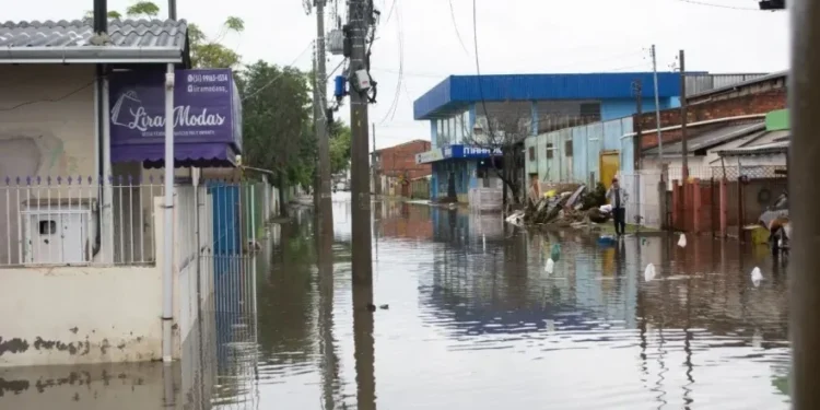 Chuva causa alagamento na Rua da Associação, no bairro Mathias Velho, na cidade de Canoas • RAPHAEL PIERRE/ASI/ESTADÃO CONTEÚDO