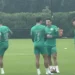 Paulinho em treino do Palmeiras na Filadélfia — Foto: Thiago Ferri