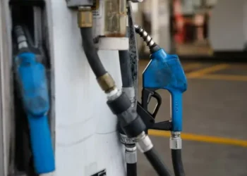 Foi confirmado o aumento de 14% para 15% na mistura do biodiesel ao diesel fóssil e de 27% para 30% a adição de etanol à gasolina — Foto: Fernando Frazão/Agência Brasi