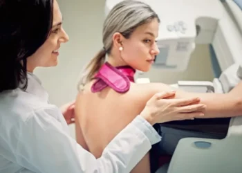 No Brasil, sociedades médicas já recomendam exame todo ano para mulheres a partir dos 40 anos  • praetorianphoto/Getty Images