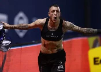 Vitória anuncia a contratação de Renzo López