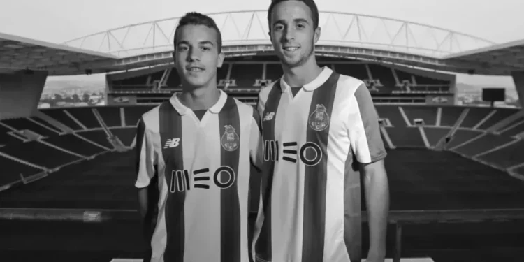 Atacante Diogo Jota e o irmão André Silva • Divulgação/Porto