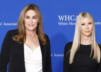 Caitlyn Jenner posa ao lado de sua empresária em agosto de 2024 • Paul Morigi/Getty Images