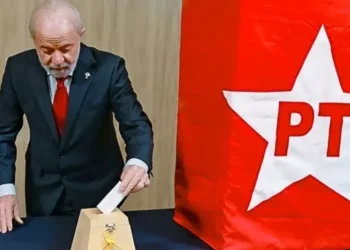 Lula vota para eleição do PT • Ricardo Stuckert