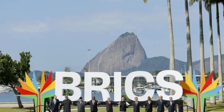 Da esquerda para a direita: Sergei Lavrov, Mohamed bin Zayed, Prabowo Subianto, Cyril Ramaphosa, Lula, Narendra Modi, Li Qiang, Abiy Ahmed, Mostafa Madbouly e Abbas Araghchi  • Ricardo Stuckert / PR