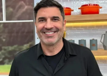 Edu Guedes recebe apoio de equipe do programa "Fica com a Gente", da RedeTV! • Instagram/Fica com a Gente