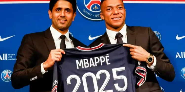 Mbappé e Al-Khelaifi posam juntos no PSG — Foto: Getty Images