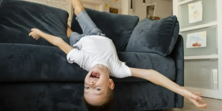 Férias escolares significam mais tempo das crianças em casa e mais atenção dos pais para evitar acidentes domésticos - crédito: Freepik