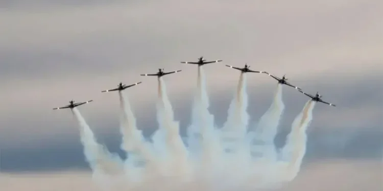 Grande público prestigia show da Esquadrilha da Fumaça em Porto Nacional, terra de aviadores; evento marca início das festividades de aniversário do município