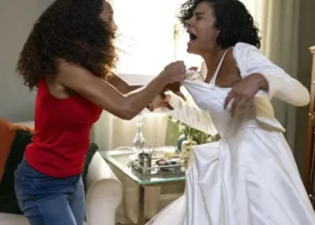 "Vale Tudo": Raquel (Taís Araujo) discute com Fátima (Bella Campos) e rasga o vestido de noiva da filha • Globo/ Fábio Rocha