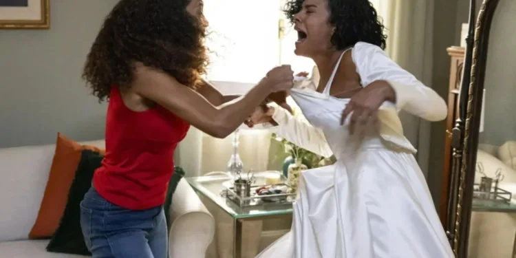 "Vale Tudo": Raquel (Taís Araujo) discute com Fátima (Bella Campos) e rasga o vestido de noiva da filha  • Globo/ Fábio Rocha