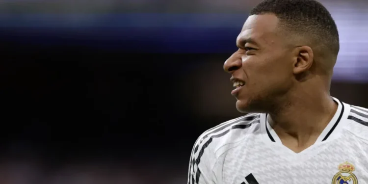 Intoxicação de Mbappé foi causada por frango contaminado, diz jornal