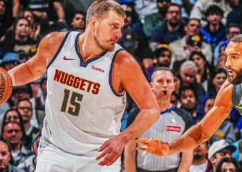Jokic adia renovação com os Nuggets e pode garantir contrato maior em 2026