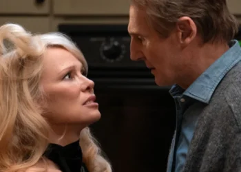 Panela Anderson e Liam Neeson em "Corra que a Polícia Vem Aí!" • Divulgação