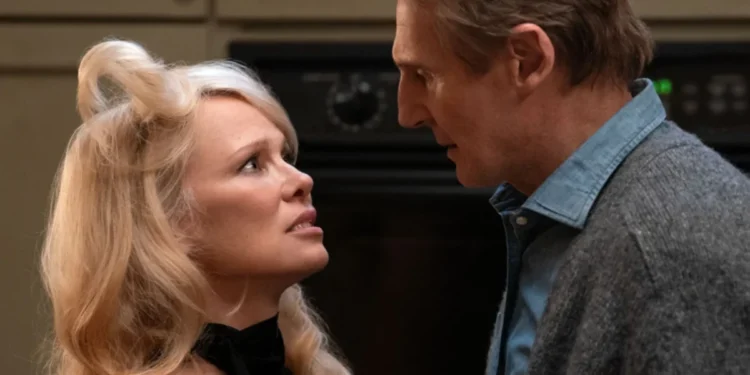 Pamela Anderson rasga elogios e revela como é a relação com Liam Neeson