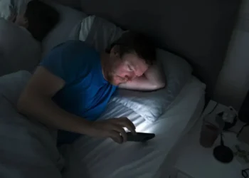 Mexer no celular antes de dormir pode aumentar o risco de insônia, mostra estudo  • Justin Paget/GettyImages