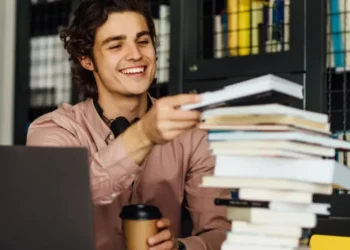 Usar diversas fontes e pensar a partir de problemas reais são boas práticas do estudo interdisciplinar • Freepik