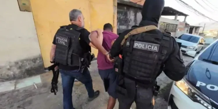 Polícia prende suspeitos por roubo ao chef Felipe Bronze no RJ