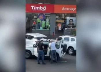 Imagens da abordagem viralizaram e mostram um dos agentes dando um "mata-leão" no homem e desferindo socos no rosto durante a abordagem • Reprodução