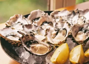 Ostra fresca sendo servida. Imagem ilustrativa • Yukiko Kanada/Unsplash
