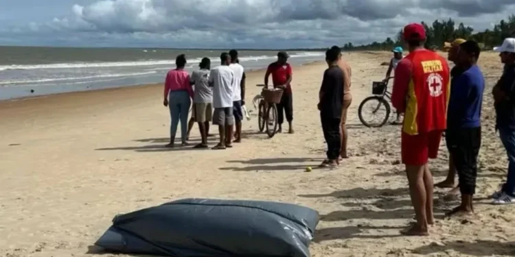 Turistas de SP morrem afogados em praia turística da Bahia