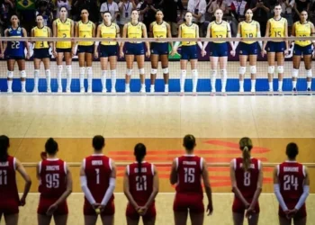 Polônia e Brasil escutam hinos nacionais na Liga das Nações de Vôlei • Foto: Divulgação/ Volleyball Nations League