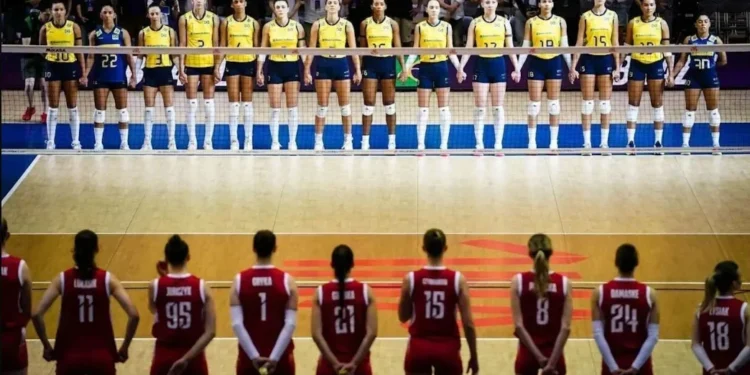 Polônia e Brasil escutam hinos nacionais na Liga das Nações de Vôlei • Foto: Divulgação/ Volleyball Nations League